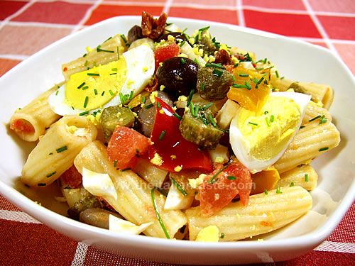 Insalata di pasta fredda con uova e verdure in agrodolce