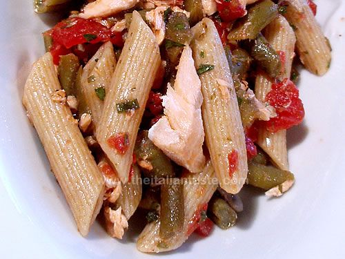 Piatto di insalata di pasta integrale con fagiolini e trota salmonata, piatto estivo