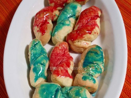 Apulian iced cookies