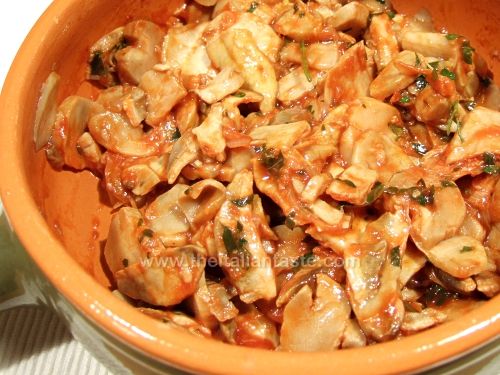 Mushrooms in tomato sauce