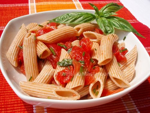 Insalata di pasta fredda con  pomodori freschi