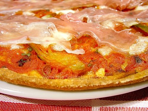 Pizza with prosciutto and artichokes