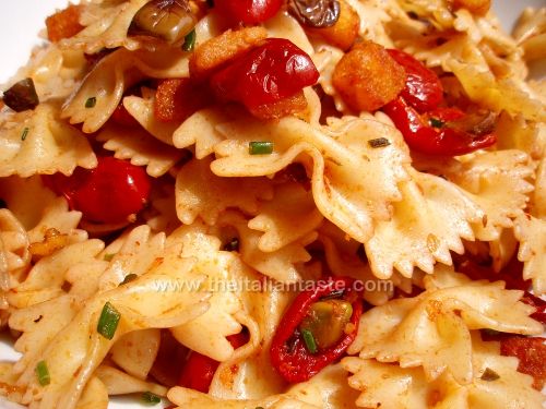 Insalata di pasta con sugo di pomodori, olive e crostini