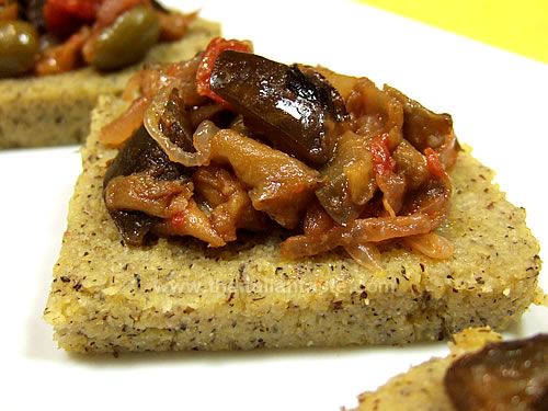 Tartine di polenta taragna con caponata di melanzane
