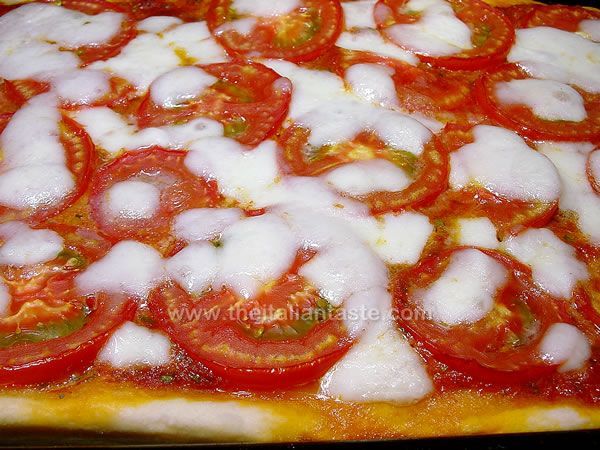 Pizza al pomodoro fresco
