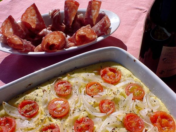 Focaccia gialla con pomodori e cipolla
