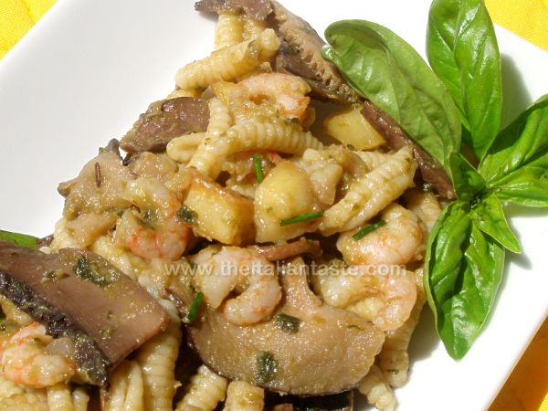 Insalata di pasta patate e gamberetti