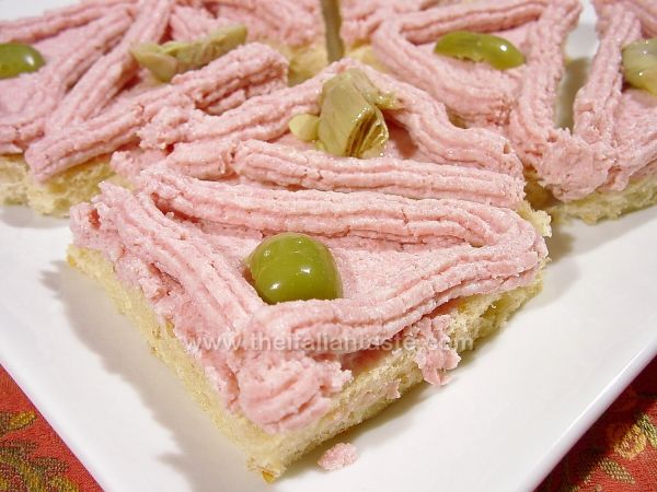 Tartine con spuma di mortadella