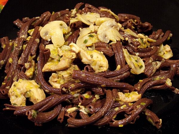 Pasta al cacao con coniglio e funghi