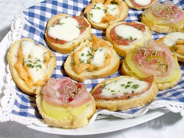 Salami-salmon-mozzarella crostini