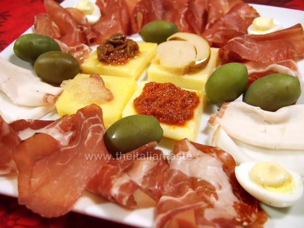 Antipasto con affettati e tartine di polenta