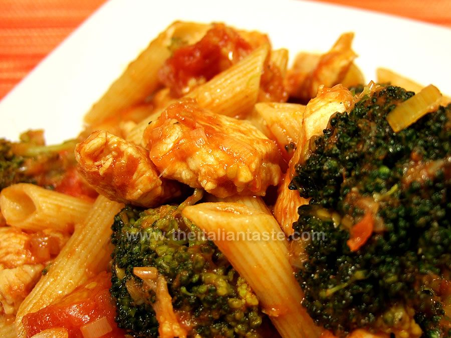 Penne, pollo e broccoli