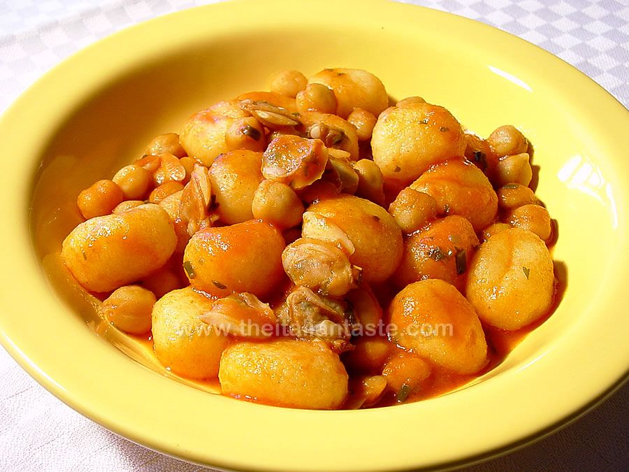 Gnocchi con ceci e vongole