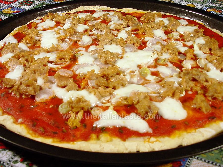 Pizza with tuna and onions