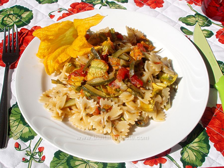 Farfalle con zucchine e fiori di zucca
