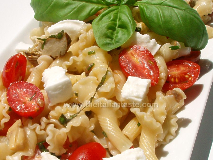 Insalata di pasta con mozzarella di bufala