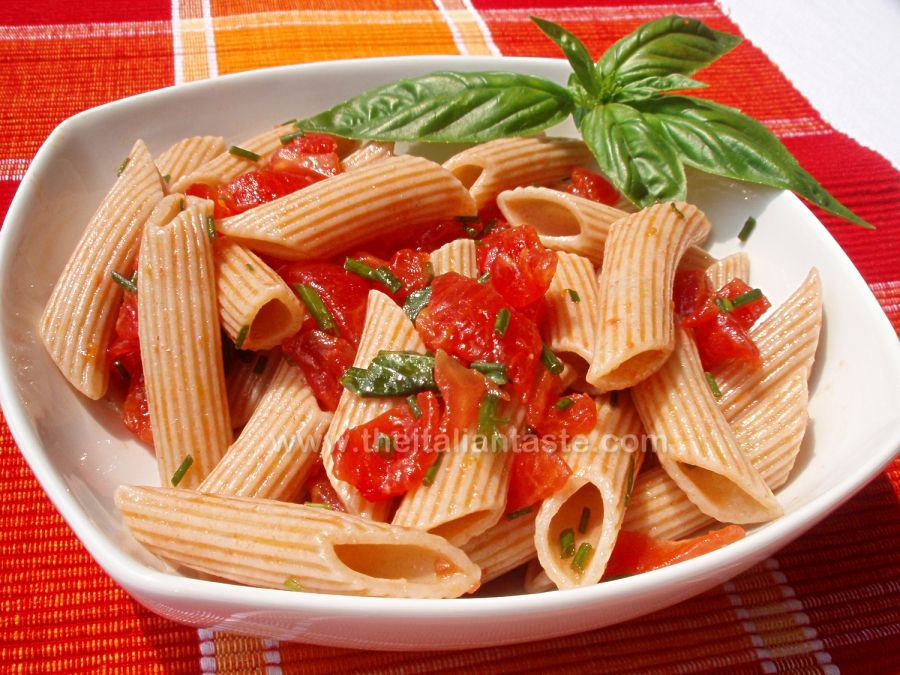 Insalata di pasta con pomodori freschi