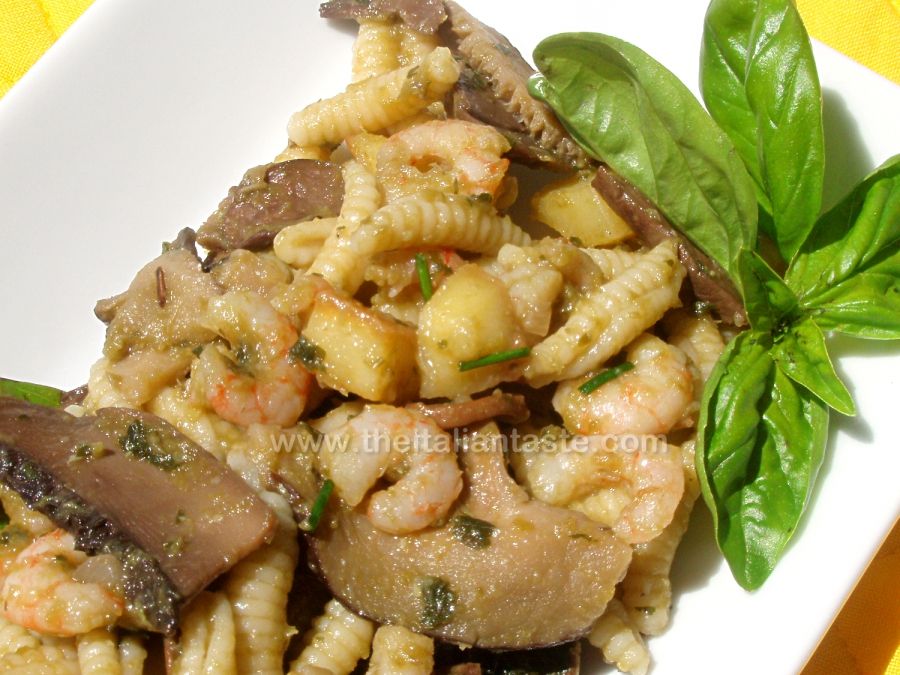 Insalata di pasta patate e gamberetti