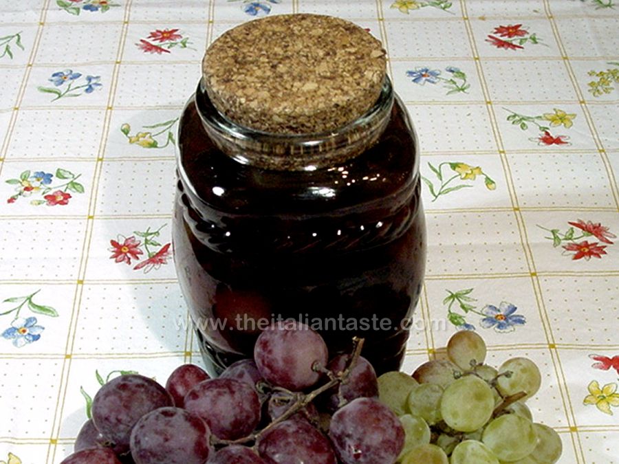 Fresh grapes in "grappa"
